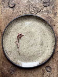 Czekoladowy talerzyk deserowy 18cm - nieszkliwiony rant 