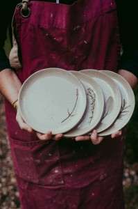 Talerz deserowy z odciskiem ziół - na zamówienie (śr.ok.18cm)